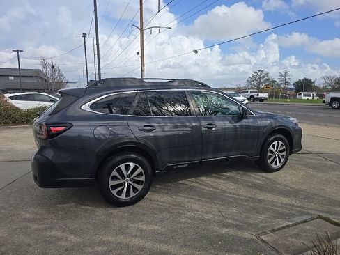 Used 2023 Subaru Outback Premium image 4