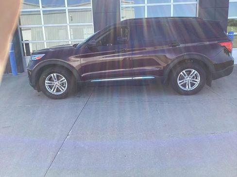 Used 2022 Ford Explorer XLT w/ Equipment Group 202A AWD/4WD image 3