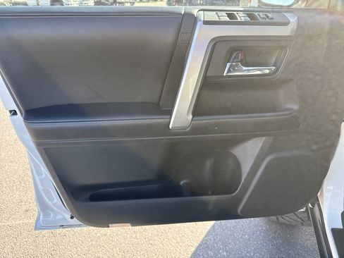 Used 2016 Toyota 4Runner SR5 image 15