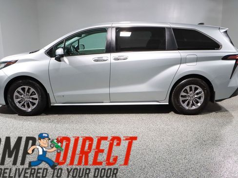 Used 2021 Toyota Sienna XLE image 10