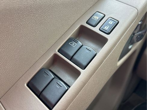 Used 2010 Nissan Frontier SE RWD image 24