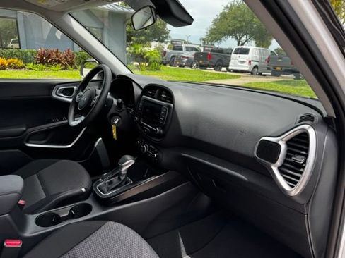 Used 2025 Kia Soul LX w/ LX Technology Package FWD image 11