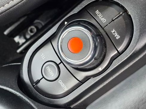 Used 2018 MINI Cooper 2-Door Hardtop w/ Cold Weather Package image 31