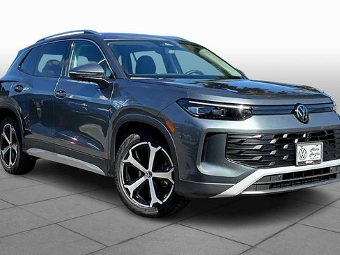 New 2026 Volkswagen Tiguan SE image 2