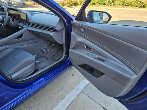 Used 2023 Hyundai Elantra SEL w/ Convenience Package image 26