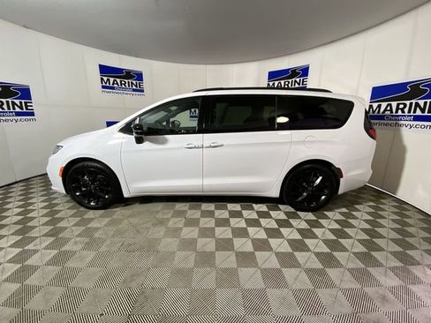 Used 2025 Chrysler Pacifica Limited image 10