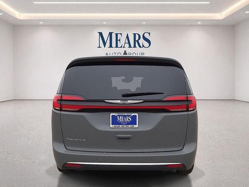 Used 2023 Chrysler Pacifica Touring-L FWD image 4