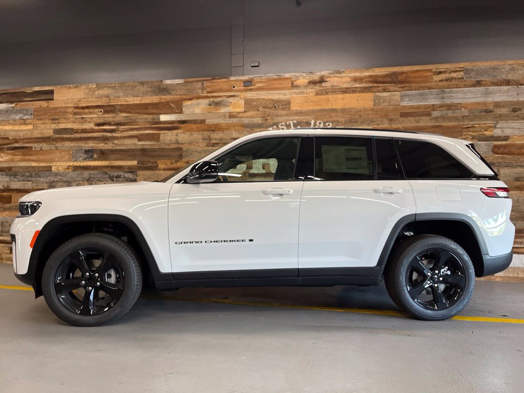 New 2026 Jeep Grand Cherokee Limited w/ Limited Altitude Package AWD/4WD image 18