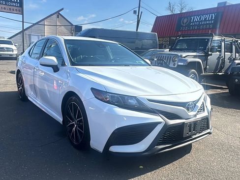 Used 2021 Toyota Camry SE image 3