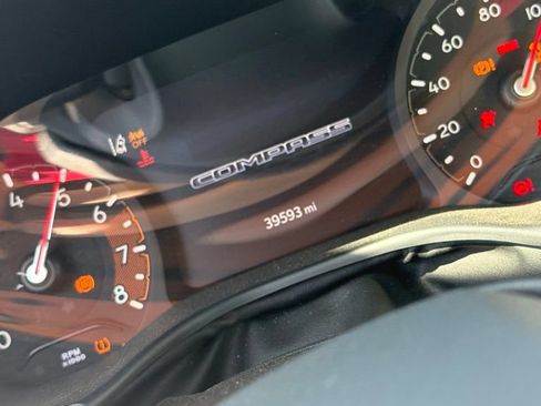 Used 2025 Jeep Compass Limited AWD/4WD image 4