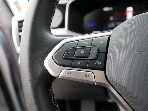 Certified 2025 Volkswagen Taos SE image 25