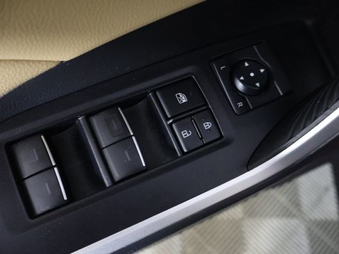 Used 2022 Toyota RAV4 XLE AWD/4WD image 32