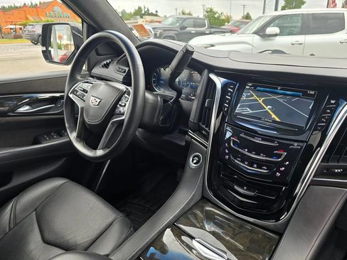 Used 2018 Cadillac Escalade ESV Platinum AWD/4WD image 12