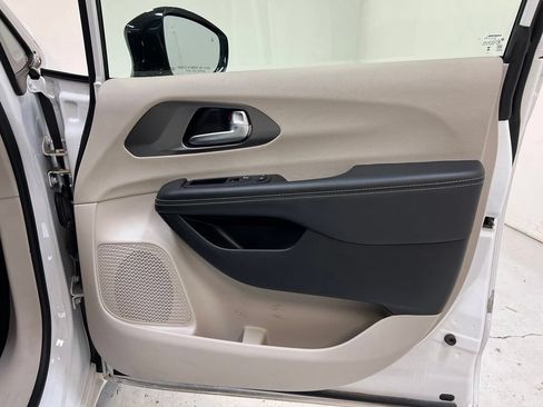 Used 2024 Chrysler Pacifica Touring-L FWD image 35