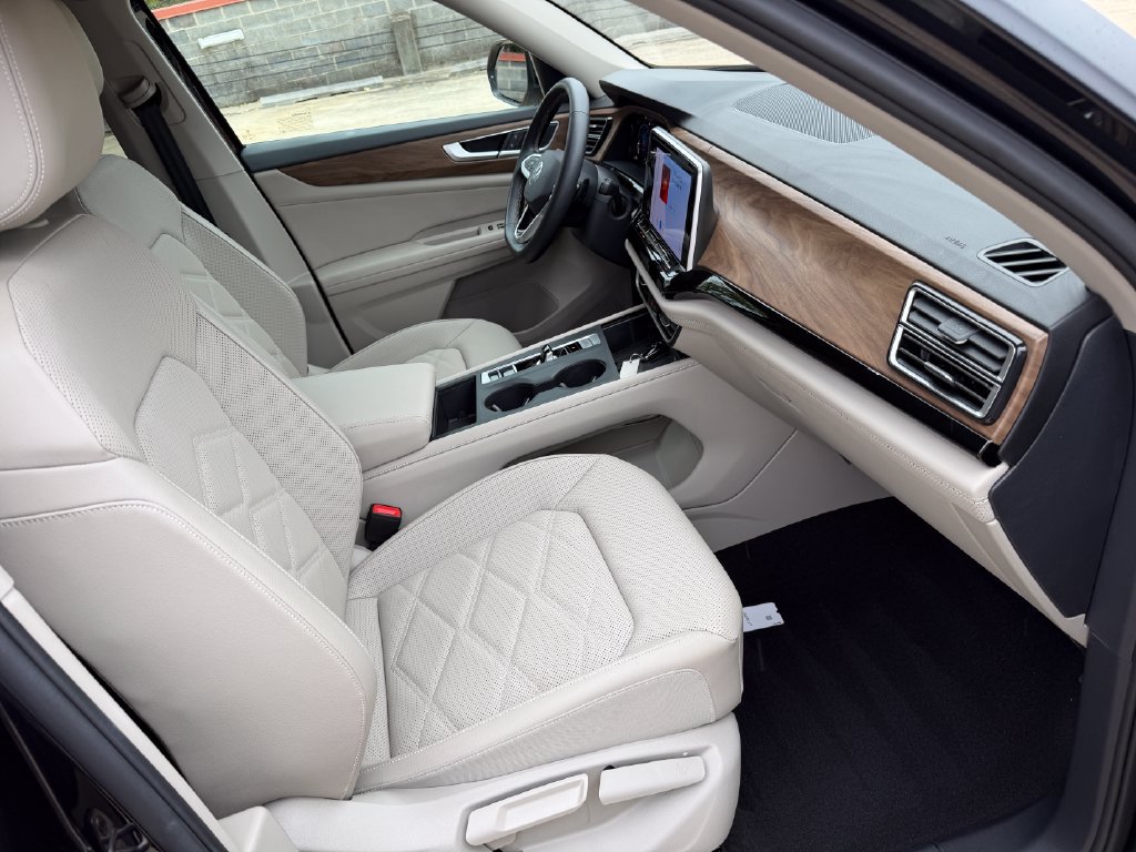 Used 2025 Volkswagen Atlas SE FWD image 25
