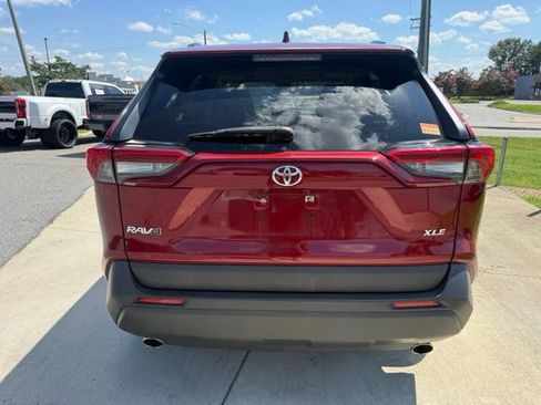 Used 2019 Toyota RAV4 XLE Premium FWD image 9