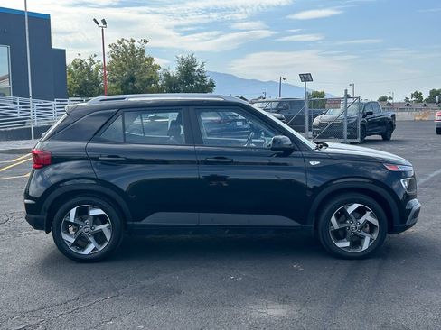 Used 2022 Hyundai Venue SEL FWD image 2