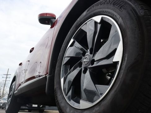 Certified 2025 Nissan Rogue SV image 10