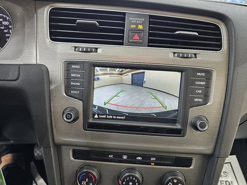 Used 2016 Volkswagen Golf S image 26