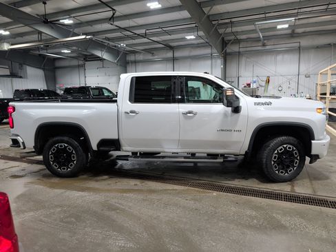 Used 2021 Chevrolet Silverado 2500 High Country w/ Technology Package image 2