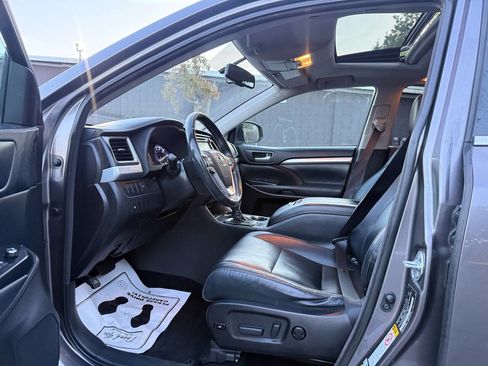 Used 2014 Toyota Highlander XLE AWD/4WD image 37