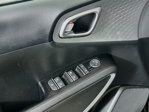 Used 2025 Kia Soul LX w/ LX Technology Package FWD image 15