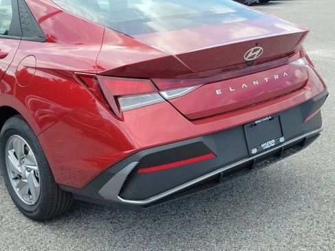 New 2025 Hyundai Elantra SE image 6