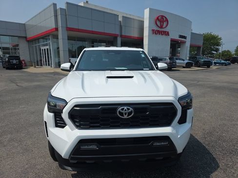 Certified 2025 Toyota Tacoma TRD Sport AWD/4WD image 2