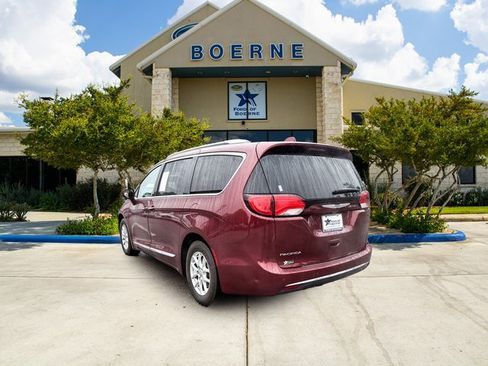 Used 2020 Chrysler Pacifica Touring-L image 3