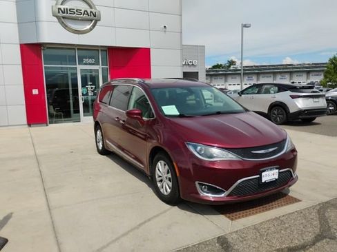Used 2019 Chrysler Pacifica Touring-L FWD image 3