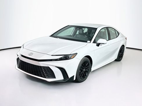Used 2025 Toyota Camry SE FWD image 3