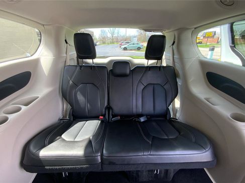 Used 2023 Chrysler Pacifica Touring-L image 36