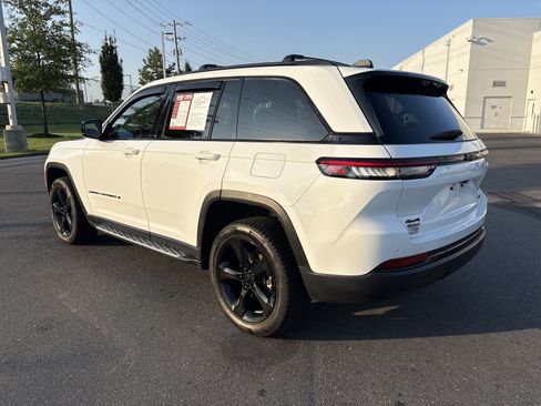 Used 2023 Jeep Grand Cherokee Limited w/ Luxury Tech Group II AWD/4WD image 7
