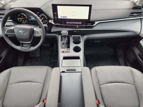 Used 2026 Toyota Sienna XLE image 19