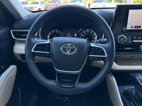 Used 2025 Toyota Highlander XLE FWD image 20