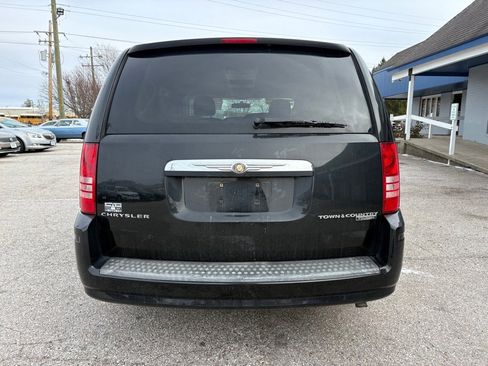 Used 2010 Chrysler Town & Country Touring image 5