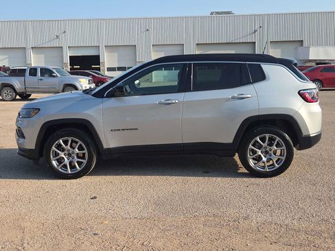 Used 2025 Jeep Compass Limited AWD/4WD image 5