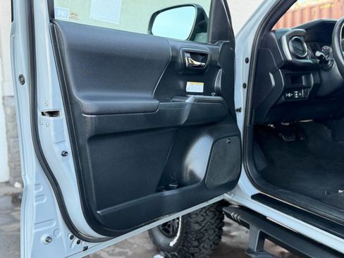 Used 2019 Toyota Tacoma TRD Off-Road image 4