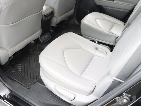 Used 2022 Toyota Highlander XLE AWD/4WD image 31