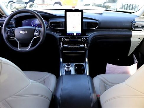 Used 2021 Ford Explorer Platinum w/ Premium Technology Package image 28