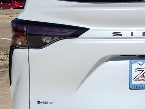 Used 2026 Toyota Sienna XLE image 11