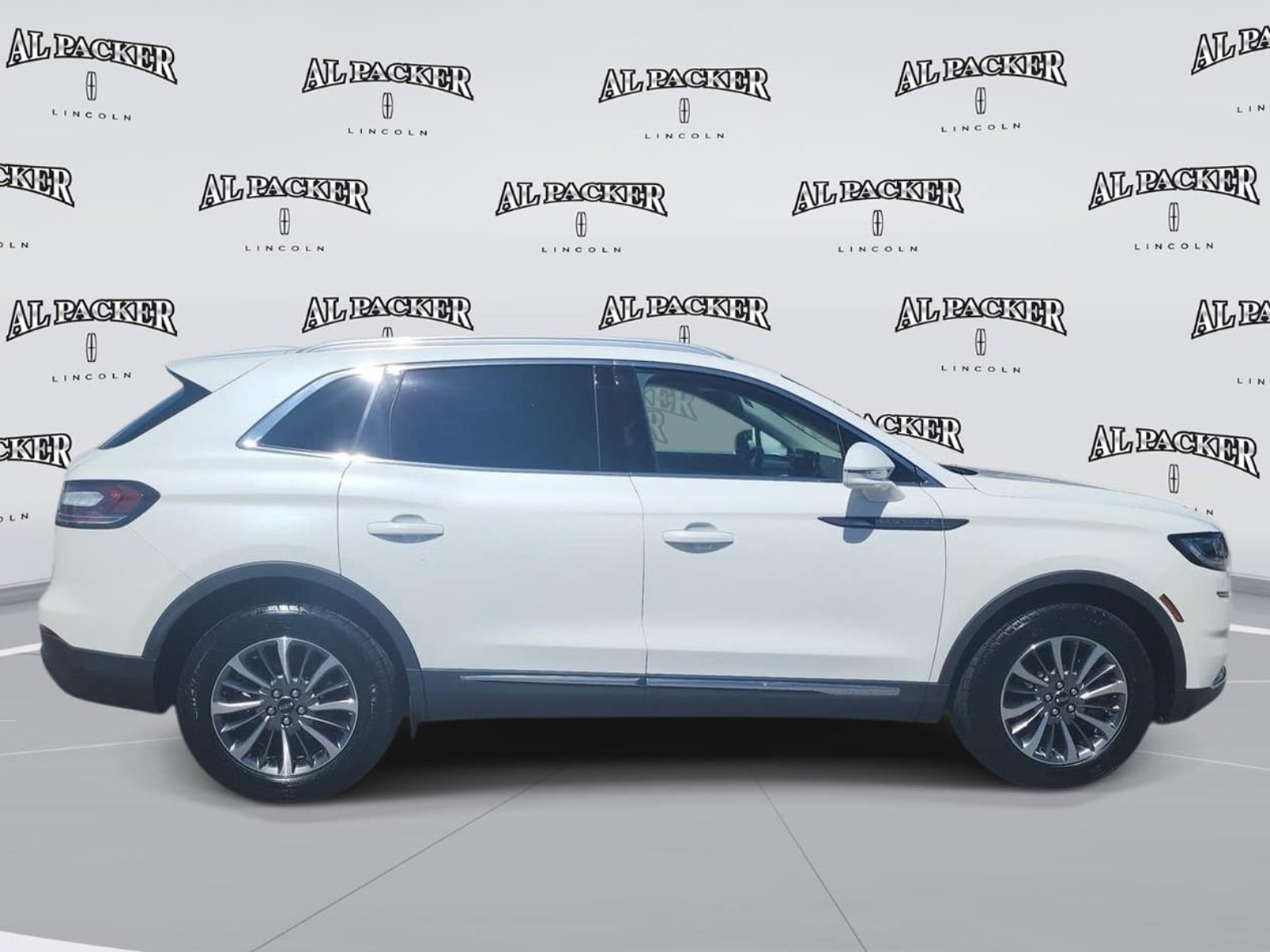 Used 2023 Lincoln Nautilus FWD image 6