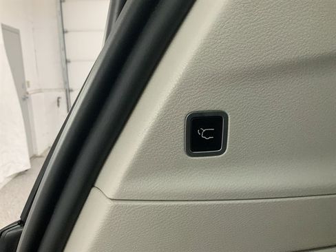 Used 2018 Chrysler Pacifica Touring-L image 7