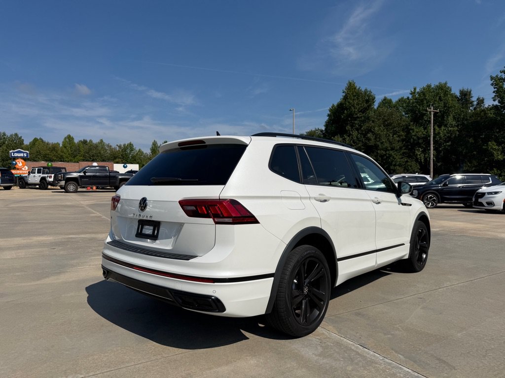 Used 2023 Volkswagen Tiguan SE R-Line FWD image 4