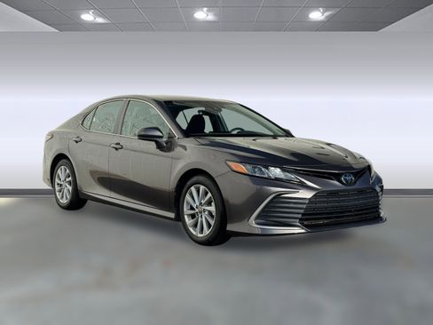 Used 2022 Toyota Camry LE image 6