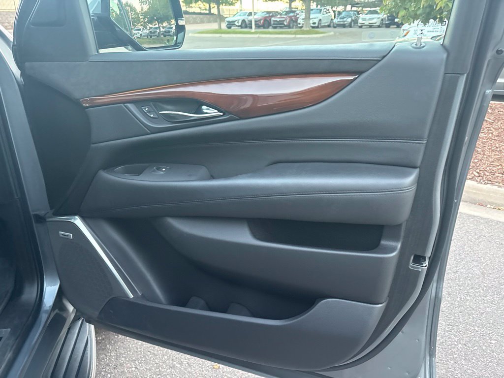 Used 2019 Cadillac Escalade Luxury AWD/4WD image 25