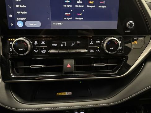 Used 2024 Toyota Highlander Limited image 19