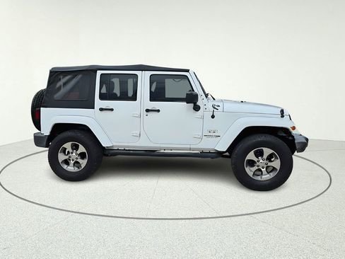 Used 2018 Jeep Wrangler Unlimited Sahara AWD/4WD image 8
