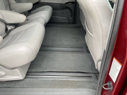 Used 2015 Toyota Sienna XLE FWD image 39