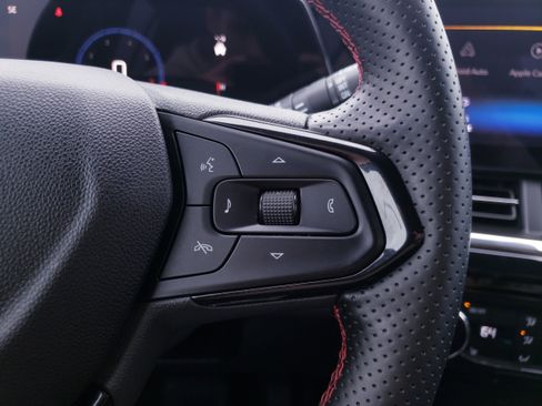 Used 2025 Chevrolet Trax RS w/ Sunroof Package image 34